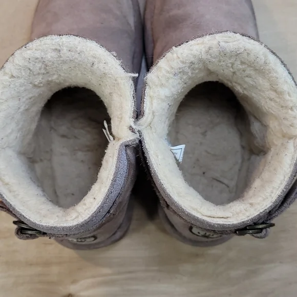 Bearpaw Betty Tan Youth Boots - Picture 8 of 10